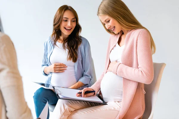 Doğum Öncesi Sınıfı Gri Izole Konuşurken Güzel Hamile Kadınlar — Stok fotoğraf