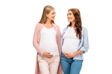 iki hamile yetişkin kadınlar birbirlerine beyaz izole gülümseyen