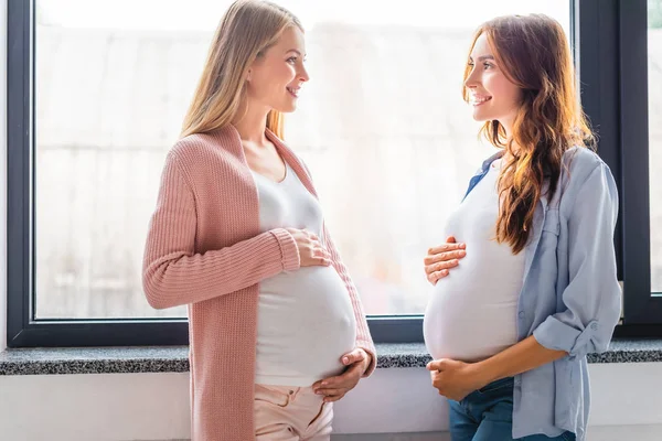 Sonrientes Mujeres Embarazadas Hablando Mirándose —  Fotos de Stock