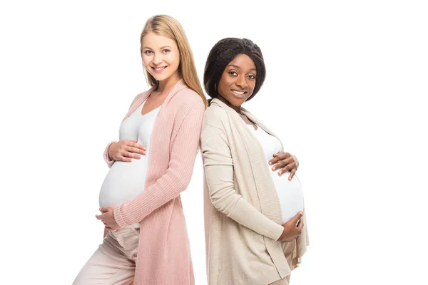 Mujeres Embarazadas Sonrientes Multiculturales Mirando Cámara Aislada Blanco — Foto de Stock