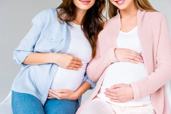 Vista Recortada Mujeres Embarazadas Sonrientes Sentadas Clase Prenatal Aisladas Gris — Foto de Stock