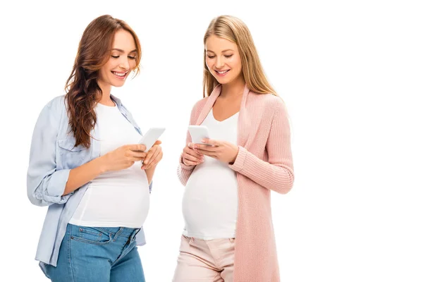 Hermosas Mujeres Embarazadas Sonrientes Mensajes Texto Teléfonos Inteligentes Aislados Blanco — Foto de Stock