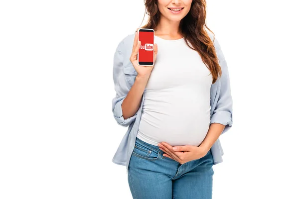 白で隔離 Youtube アプリでスマート フォンを持って美しい妊婦のトリミング ビュー — ストック写真