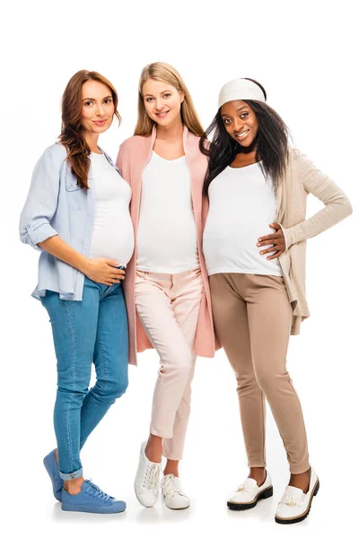 Multikulturní Šťastné Těhotné Ženy Objímání Izolované Bílém — Stock fotografie