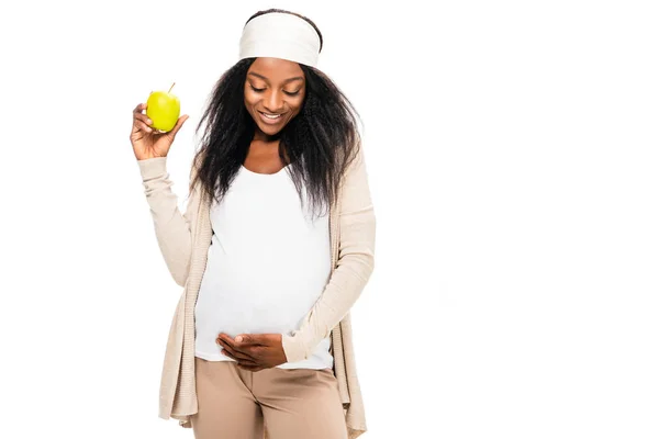Αφρικανική Αμερικανική Έγκυος Γυναίκα Κρατώντας Στο Χέρι Μήλο Και Κοιτάζοντας — Φωτογραφία Αρχείου