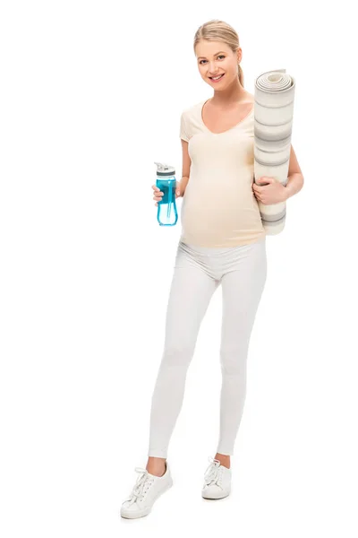 孕妇金发女子拿着运动瓶和健身垫孤立在白色 — 免费的图库照片