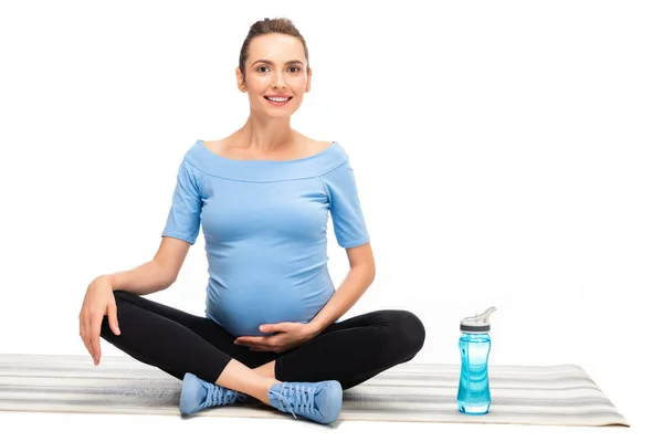 Mujer Morena Embarazada Sentada Pose Loto Con Botella Deportiva Aislada — Foto de Stock