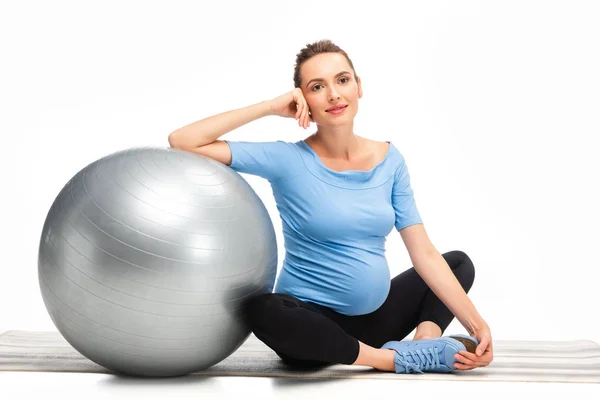 Ganska Brun Haired Gravid Kvinna Sitter Golvet Med Fitness Boll — Stockfoto