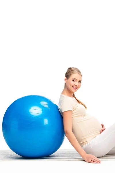 Těhotná Blondýna Žena Opírající Modré Fitness Míč Izolované Bílém — Stock fotografie