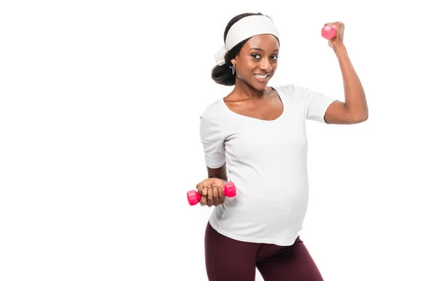 Mujer Embarazada Afroamericana Sosteniendo Mancuernas Manos Aisladas Blanco — Foto de stock gratis