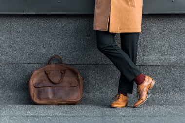 işadamı kat ayakta çapraz ayaklı kısmi görünümü