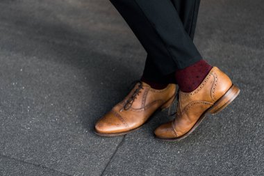 Bordo çorap ve oxford ayakkabı erkek çapraz bacak kırpılmış görünümü