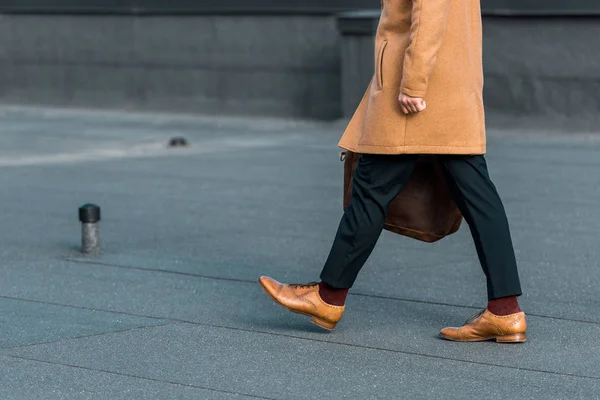 Çatıda Yürürken Bej Bir Palto Işadamı Görünümünü Kırpılmış — Ücretsiz Stok Fotoğraf