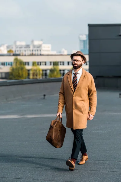 Yetişkin Başarılı Adamı Çatıda Yürürken Bej Bir Palto — Stok fotoğraf