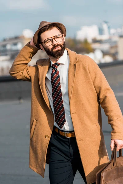 Volwassen Bebaarde Zakenman Lopen Dak Aanraken Van Hoed — Stockfoto