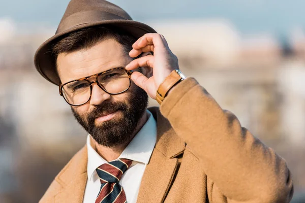 Nahaufnahme Eines Erwachsenen Selbstbewussten Geschäftsmannes Mit Brille — Stockfoto