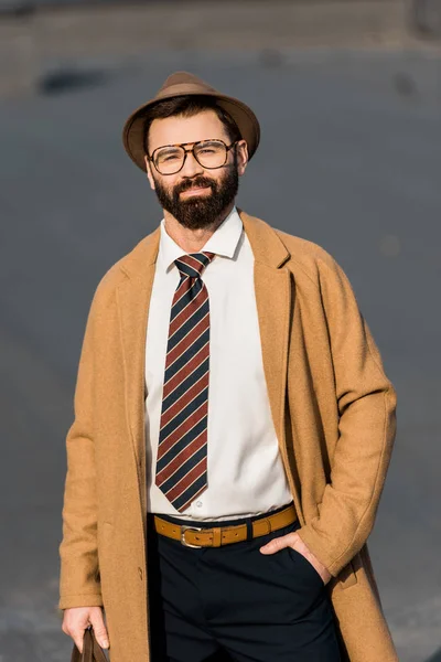 Hombre Negocios Guapo Pie Con Mano Bolsillo Mirando Cámara — Foto de Stock