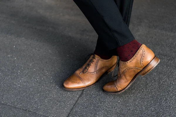 Ausgeschnittene Ansicht Gekreuzter Männerbeine Weinroten Socken Und Oxford Schuhen — Stockfoto