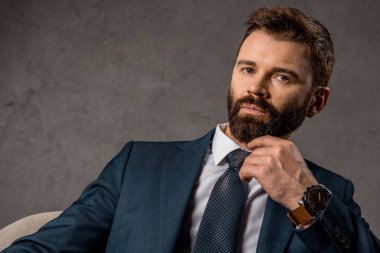 saati olan resmi kıyafeti düşünceli işadamı yandan yakın çekim 