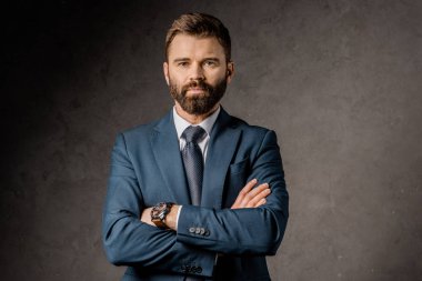 yakışıklı işadamı ile çapraz silah duran sakallı 