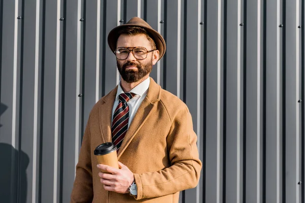 Bell Uomo Affari Barbuto Che Tiene Caffè Andare Guardare Fotocamera — Foto stock gratuita