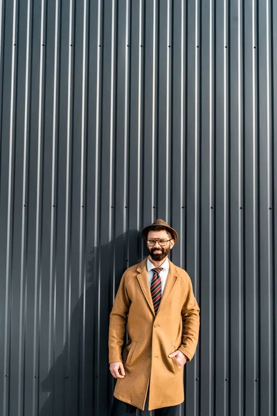 Χαμογελώντας Επιχειρηματία Στο Παλτό Στέκεται Κοντά Υφή Τοίχο — Δωρεάν Φωτογραφία