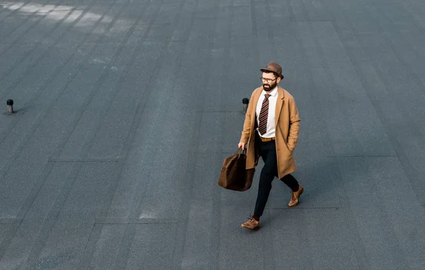 Handsome Bearded Businessman Hat Bag Walking Roof — Free Stock Photo