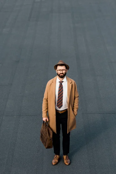 Adulto Barbudo Hombre Negocios Pie Con Bolsa Cuero Mano Bolsillo — Foto de stock gratis