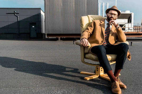 Όμορφος Ενήλικος Επιχειρηματία Που Κάθεται Στην Πολυθρόνα Στη Στέγη — Δωρεάν Φωτογραφία