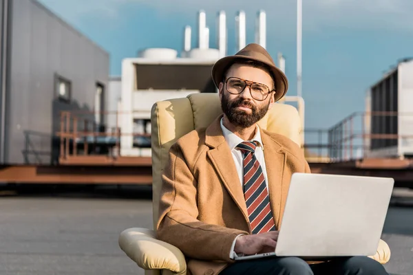 Homem Negócios Barbudo Sentado Poltrona Com Laptop Telhado — Fotos gratuitas