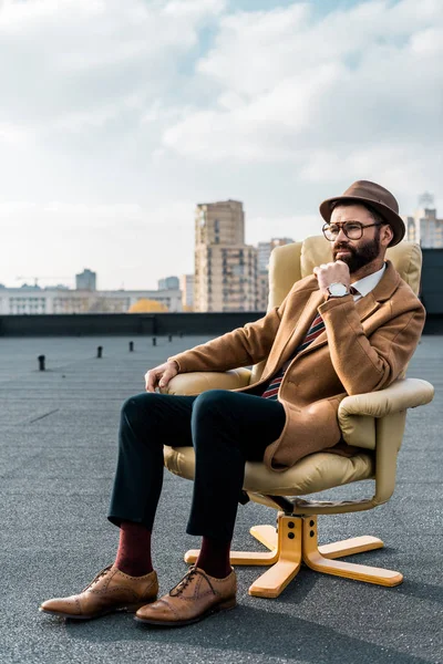 Pensativo Hombre Negocios Sentado Sillón Techo Con Edificios Fondo — Foto de Stock