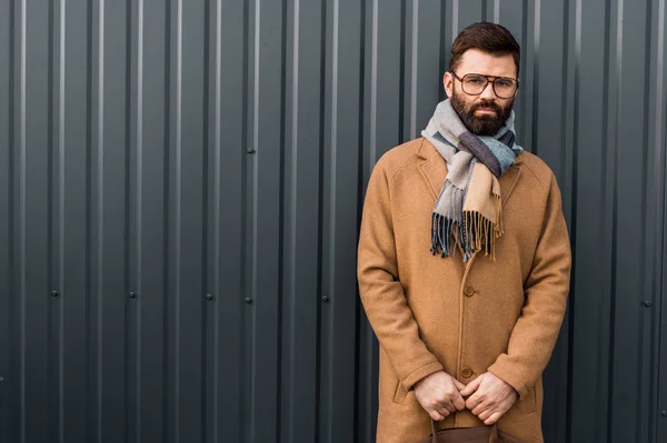 Hombre Negocios Guapo Pie Abrigo Bufanda Con Textura Pared Fondo — Foto de Stock