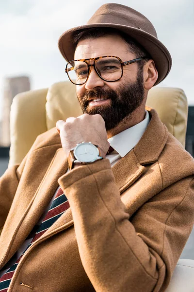 Nahaufnahme Eines Lächelnden Geschäftsmannes Mit Brille Und Hut — Stockfoto