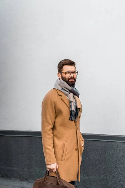 Бородатый Бизнесмен Стоящий Бежевом Пальто Держащий Сумку — Бесплатное стоковое фото