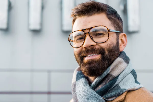 Primo Piano Uomo Affari Barbuto Sorridente Occhiali — Foto Stock