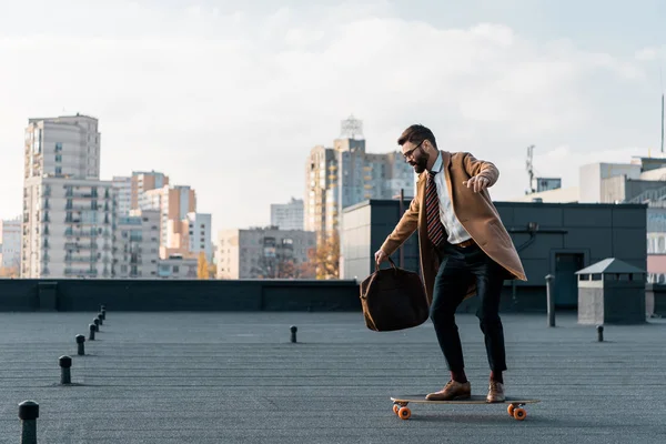 Vista Lateral Homem Negócios Montando Penny Board Com Saco Mão — Fotografia de Stock