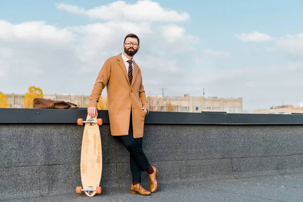 Bearded Businessman Glasses Standing Penny Board Roof — Stock Photo, Image