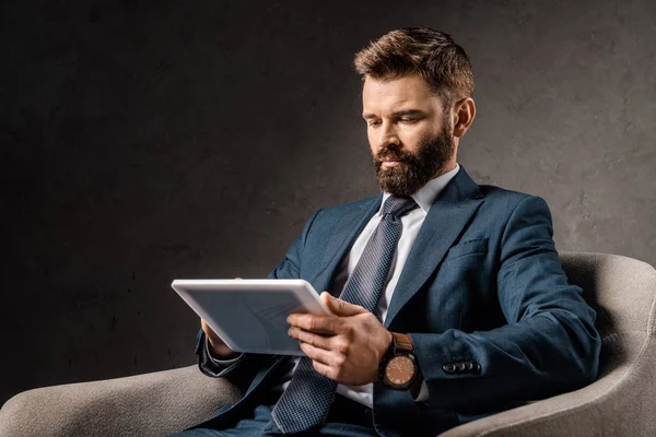 Poważny Biznesmen Pomocą Cyfrowego Tabletu Siedzi Fotelu — Zdjęcie stockowe