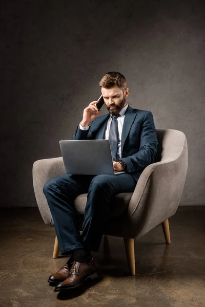 Serio Hombre Negocios Sentado Sillón Beige Uso Dispositivos Digitales — Foto de Stock