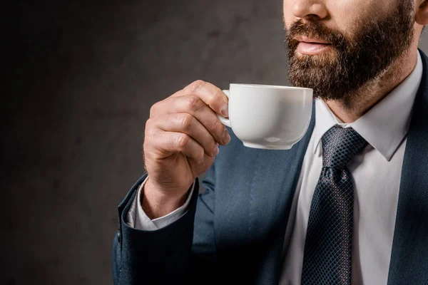 Abgeschnittene Ansicht Eines Bärtigen Geschäftsmannes Formalbekleidung Der Kaffee Trinkt — kostenloses Stockfoto