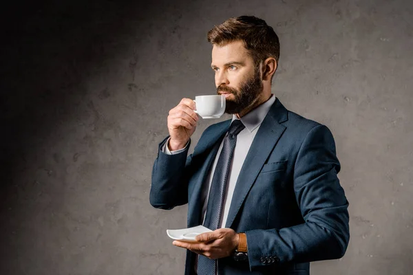 Όμορφος Επιχειρηματίας Πίνοντας Καφέ Και Κρατώντας Πιατάκι — Φωτογραφία Αρχείου