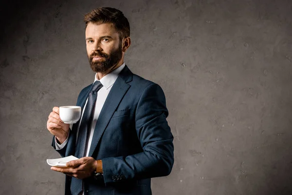 Schöner Geschäftsmann Steht Mit Einer Tasse Kaffee — Stockfoto