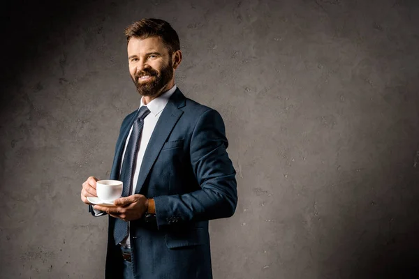 Uomo Affari Sorridente Piedi Con Una Tazza Caffè — Foto Stock