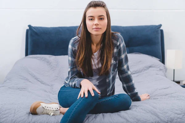 Bela Jovem Mulher Sentada Cama Olhando Para Câmera — Fotografia de Stock