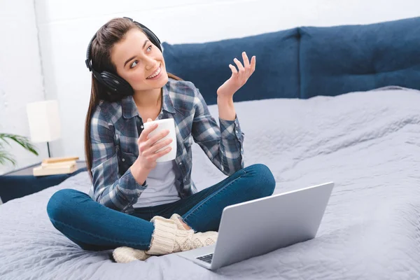 Hermosa Chica Feliz Los Auriculares Sosteniendo Taza Uso Ordenador Portátil — Foto de Stock