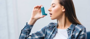 inhaler astım evde acı kullanan kız 