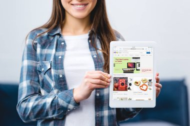 gülümseyen kız dijital tablet ebay app ile tutarak atış kırpılmış