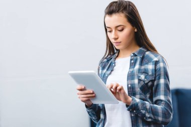güzel kız kareli gömlekli dijital tablet evde kullanma