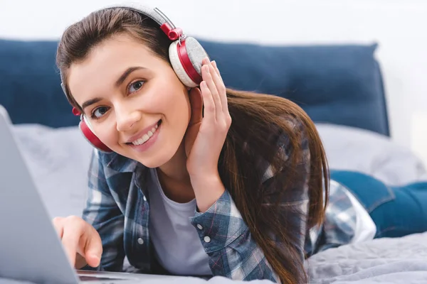 Attractive Girl Headphones Using Laptop Bed Smiling Camera — Stock Photo, Image