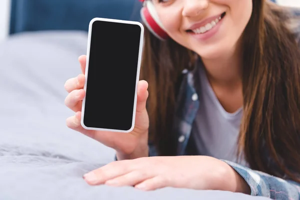 Περικοπεί Shot Χαμογελώντας Νεαρή Γυναίκα Στα Ακουστικά Κρατώντας Smartphone Κενή — Δωρεάν Φωτογραφία